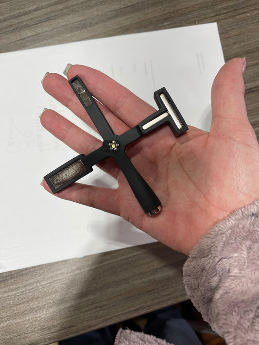 Cross magnet